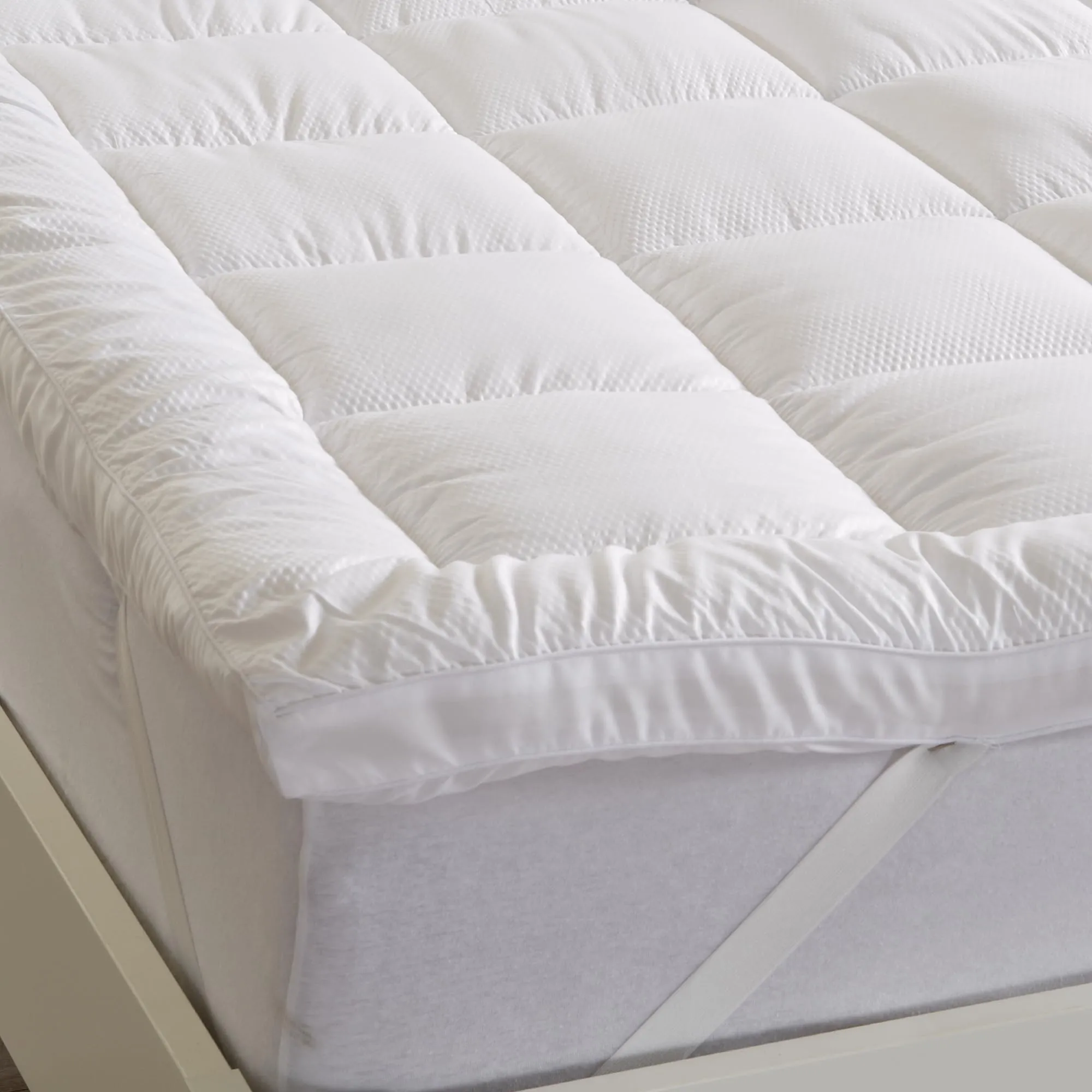 Extra Thick Hypoallergenic Mattress Pad. Breathable Down Alternative Featherbed. 2-Inch Thick Mattress Topper. Fits Mattresses up to 18” Deep (King)